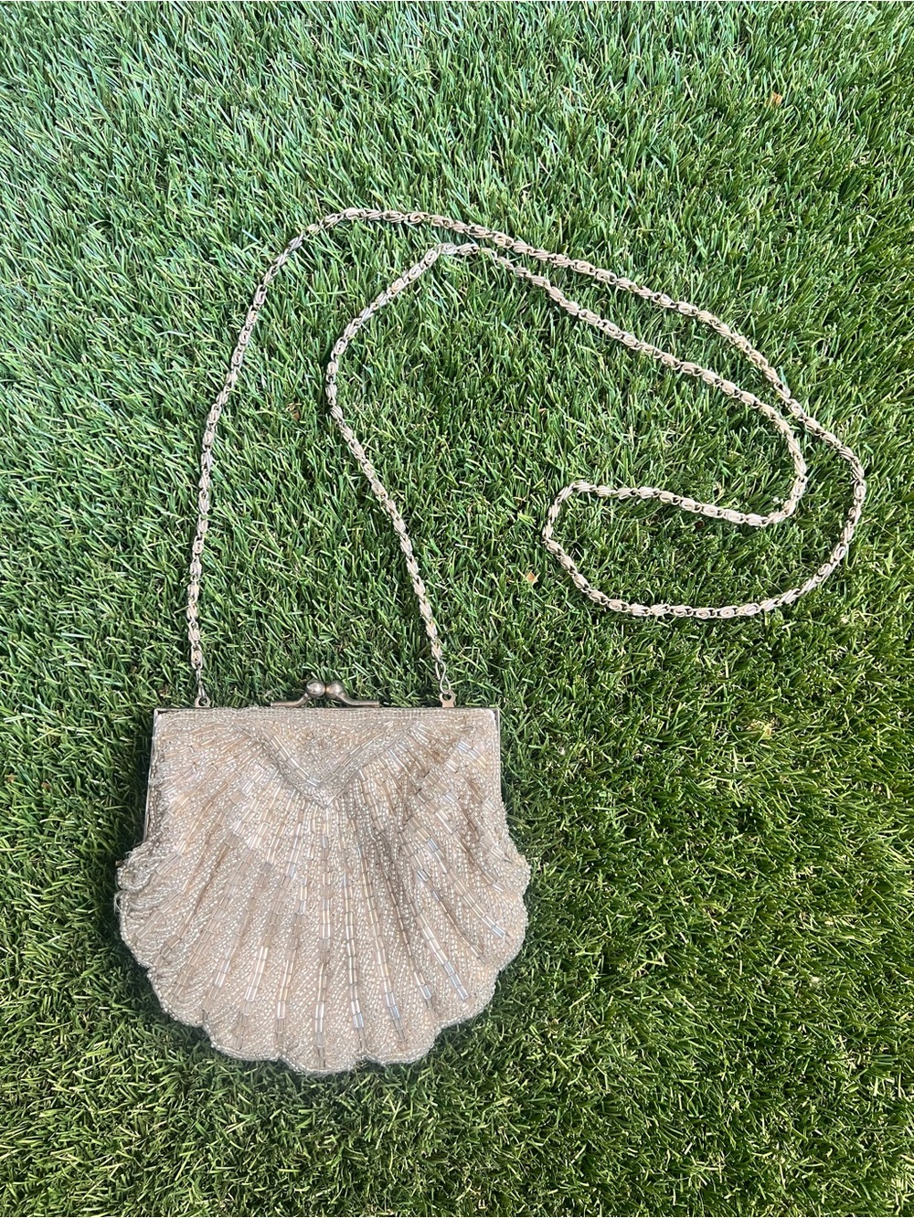 90’s Vintage La Regale Silver Clam Shell Shoulder Bag